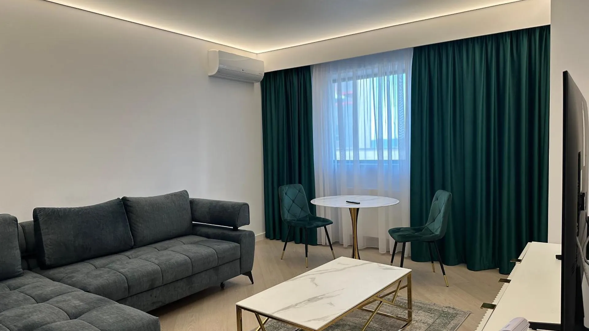 شقة بوخارست  في Cortina North Studio And Parking