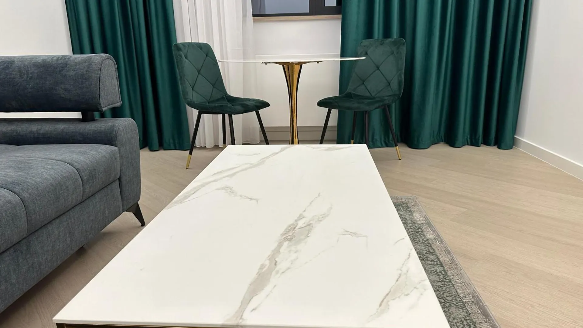 شقة بوخارست  في Cortina North Studio And Parking